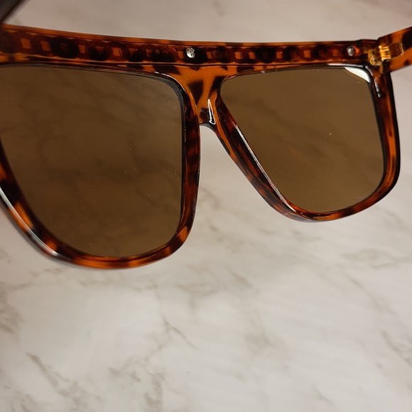 Oversized Tortoise Chained Sunglasses - Picture 7 of 14